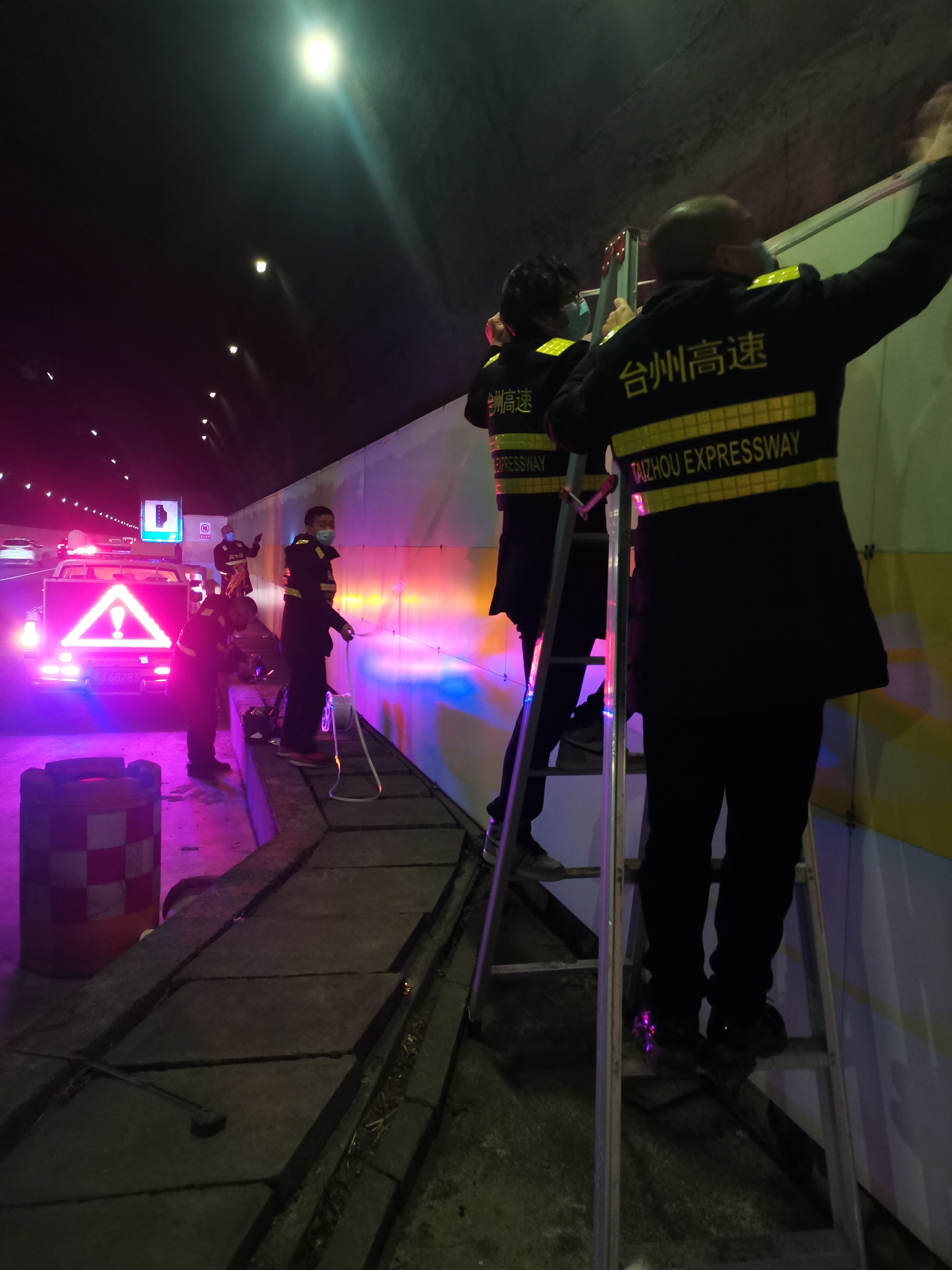 1673204390289197.jpg 安裝停車(chē)帶照明燈帶現場(chǎng)程常攝.jpg