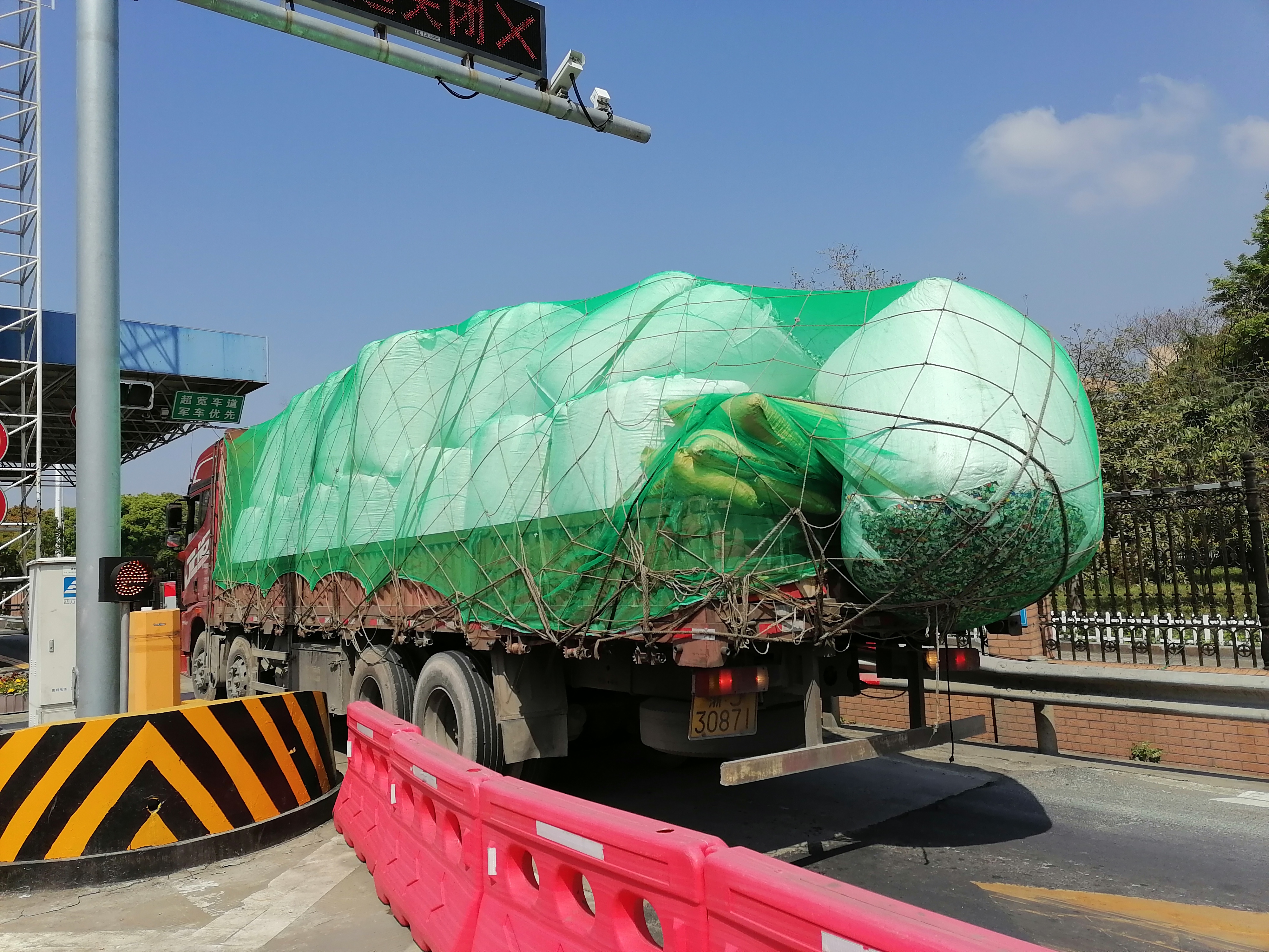 1680805518994398.jpg 20230402 圖為超限違規車(chē)輛 張洪亮攝(2).jpg